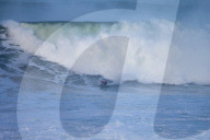 FEATURE - Wagemutige Surfer werfen sich in die tosende Brandung von Nazare