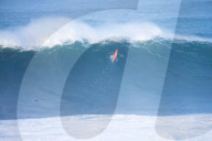 FEATURE - Wagemutige Surfer werfen sich in die tosende Brandung von Nazare