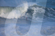 FEATURE - Wagemutige Surfer werfen sich in die tosende Brandung von Nazare