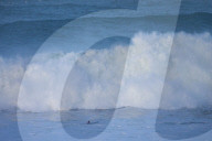 FEATURE - Wagemutige Surfer werfen sich in die tosende Brandung von Nazare