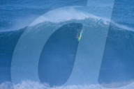 FEATURE - Wagemutige Surfer werfen sich in die tosende Brandung von Nazare