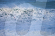 FEATURE - Wagemutige Surfer werfen sich in die tosende Brandung von Nazare