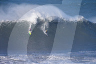FEATURE - Wagemutige Surfer werfen sich in die tosende Brandung von Nazare
