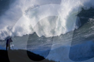 FEATURE - Wagemutige Surfer werfen sich in die tosende Brandung von Nazare