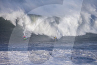 FEATURE - Wagemutige Surfer werfen sich in die tosende Brandung von Nazare