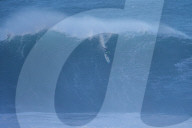 FEATURE - Wagemutige Surfer werfen sich in die tosende Brandung von Nazare