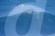FEATURE - Wagemutige Surfer werfen sich in die tosende Brandung von Nazare