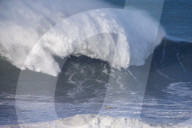 FEATURE - Wagemutige Surfer werfen sich in die tosende Brandung von Nazare