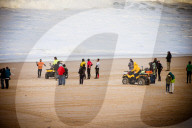 FEATURE - Wagemutige Surfer werfen sich in die tosende Brandung von Nazare