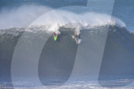FEATURE - Wagemutige Surfer werfen sich in die tosende Brandung von Nazare