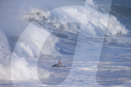 FEATURE - Wagemutige Surfer werfen sich in die tosende Brandung von Nazare