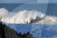 FEATURE - Wagemutige Surfer werfen sich in die tosende Brandung von Nazare