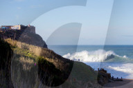 FEATURE - Wagemutige Surfer werfen sich in die tosende Brandung von Nazare