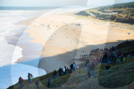 FEATURE - Wagemutige Surfer werfen sich in die tosende Brandung von Nazare