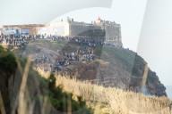 FEATURE - Wagemutige Surfer werfen sich in die tosende Brandung von Nazare