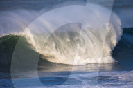 FEATURE - Wagemutige Surfer werfen sich in die tosende Brandung von Nazare