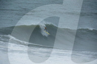 FEATURE - Wagemutige Surfer werfen sich in die tosende Brandung von Nazare