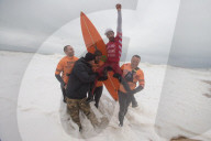 FEATURE - Wagemutige Surfer werfen sich in die tosende Brandung von Nazare