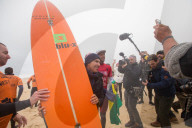 FEATURE - Wagemutige Surfer werfen sich in die tosende Brandung von Nazare