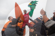 FEATURE - Wagemutige Surfer werfen sich in die tosende Brandung von Nazare