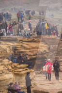 FEATURE - Wagemutige Surfer werfen sich in die tosende Brandung von Nazare