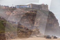 FEATURE - Wagemutige Surfer werfen sich in die tosende Brandung von Nazare