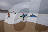 FEATURE - Wagemutige Surfer werfen sich in die tosende Brandung von Nazare