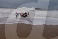 FEATURE - Wagemutige Surfer werfen sich in die tosende Brandung von Nazare