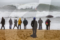FEATURE - Wagemutige Surfer werfen sich in die tosende Brandung von Nazare