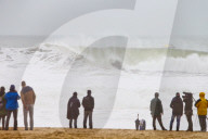 FEATURE - Wagemutige Surfer werfen sich in die tosende Brandung von Nazare