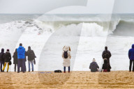 FEATURE - Wagemutige Surfer werfen sich in die tosende Brandung von Nazare