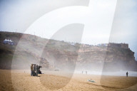 FEATURE - Wagemutige Surfer werfen sich in die tosende Brandung von Nazare
