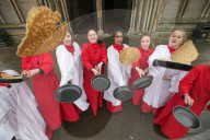 FEATURE -  Pancake Rennen in Grossbritannien