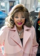 PEOPLE - Dame Joan Collins spendet ihre Garderobe für einen guten Zweck