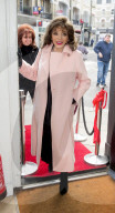 PEOPLE - Dame Joan Collins spendet ihre Garderobe für einen guten Zweck