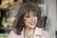 PEOPLE - Dame Joan Collins spendet ihre Garderobe für einen guten Zweck