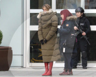 PEOPLE - Supergirl Melissa Benoist friert auf dem Filmset 
