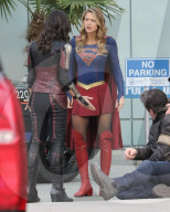 PEOPLE - Supergirl Melissa Benoist friert auf dem Filmset 