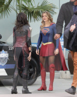 PEOPLE - Supergirl Melissa Benoist friert auf dem Filmset 