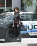 PEOPLE - Supergirl Melissa Benoist friert auf dem Filmset 