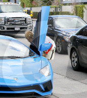 PEOPLE - Keine Vorbildsfunktion: Justin Bieber mit Handy am Steuer