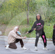 EXKLUSIV - Energiebündel: Jaden Smith albert mit einem Kumpel herum
