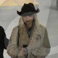 EXKLUSIV - Rita Ora landet mit Freund Andrew in London Heathrow