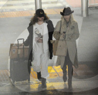 EXKLUSIV - Rita Ora landet mit Freund Andrew in London Heathrow