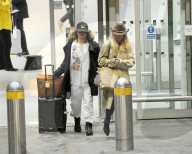 EXKLUSIV - Rita Ora landet mit Freund Andrew in London Heathrow