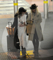 EXKLUSIV - Rita Ora landet mit Freund Andrew in London Heathrow