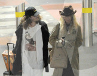 EXKLUSIV - Rita Ora landet mit Freund Andrew in London Heathrow