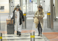 EXKLUSIV - Rita Ora landet mit Freund Andrew in London Heathrow