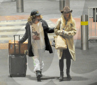 EXKLUSIV - Rita Ora landet mit Freund Andrew in London Heathrow