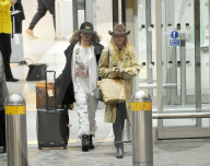 EXKLUSIV - Rita Ora landet mit Freund Andrew in London Heathrow